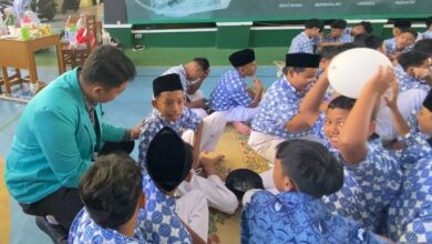 Mahasiswa PLP 2 UMS berjaket almamater hijau sedang mendampingi dan berinteraksi dengan para siswa SMP Muhammadiyah Al Kautsar PK Kartasura dalam kegiatan FORTASI.