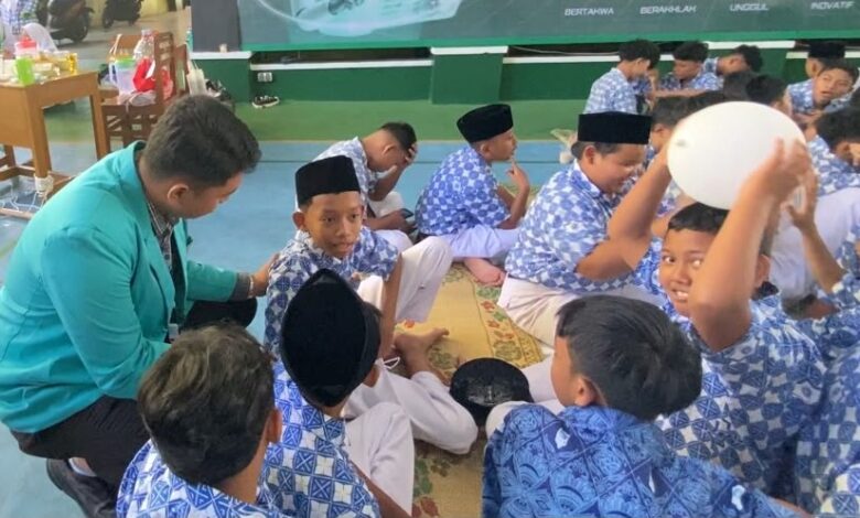 Mahasiswa PLP 2 UMS berjaket almamater hijau sedang mendampingi dan berinteraksi dengan para siswa SMP Muhammadiyah Al Kautsar PK Kartasura dalam kegiatan FORTASI.