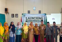 Para jajaran pengurus PCA Wonosobo, pejabat dinas terkait, dan tamu undangan berfoto bersama memperagakan simbol L saat peluncuran Sekolah Lansia SAKINAH.