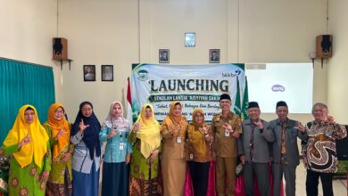 Para jajaran pengurus PCA Wonosobo, pejabat dinas terkait, dan tamu undangan berfoto bersama memperagakan simbol L saat peluncuran Sekolah Lansia SAKINAH.