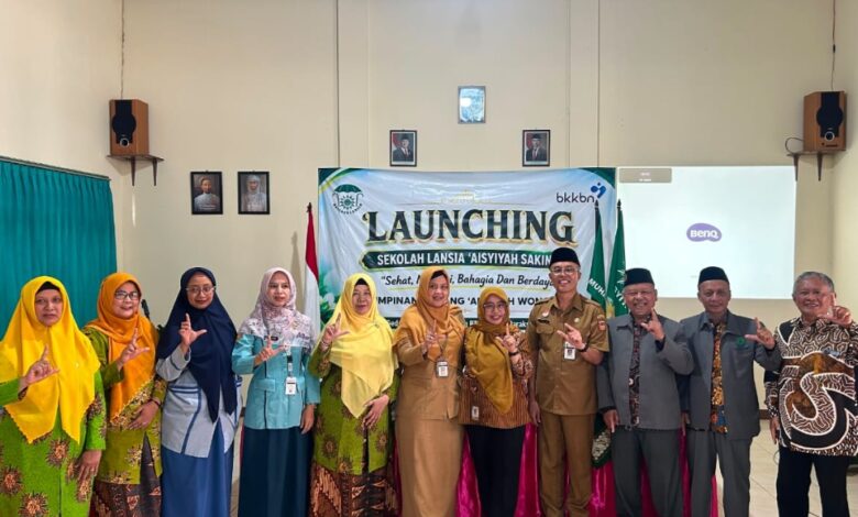Para jajaran pengurus PCA Wonosobo, pejabat dinas terkait, dan tamu undangan berfoto bersama memperagakan simbol L saat peluncuran Sekolah Lansia SAKINAH.