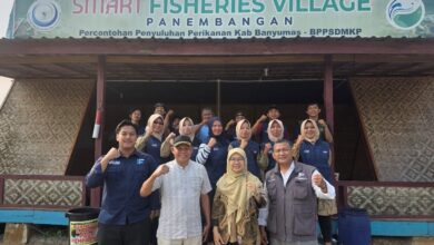 Kelompok pengelola Desa Wisata Panembangan, Kabupaten Banyumas, berfoto bersama tim dosen UMP di depan gazebo dengan spanduk "SMART FISHERIES VILLAGE", menandai dimulainya digitalisasi destinasi wisata berbasis komunitas.