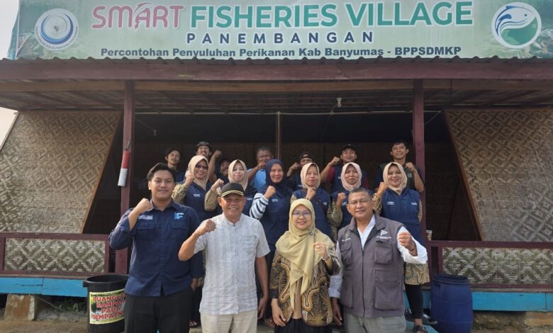 Kelompok pengelola Desa Wisata Panembangan, Kabupaten Banyumas, berfoto bersama tim dosen UMP di depan gazebo dengan spanduk "SMART FISHERIES VILLAGE", menandai dimulainya digitalisasi destinasi wisata berbasis komunitas.
