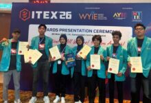 mahasiswa Universitas Muhammadiyah Surakarta berpose di depan backdrop acara Awards Presentation Ceremony ITEX '26 WYIE di Malaysia, memegang sertifikat dan piagam Gold Award.