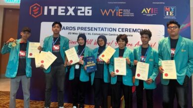 mahasiswa Universitas Muhammadiyah Surakarta berpose di depan backdrop acara Awards Presentation Ceremony ITEX '26 WYIE di Malaysia, memegang sertifikat dan piagam Gold Award.