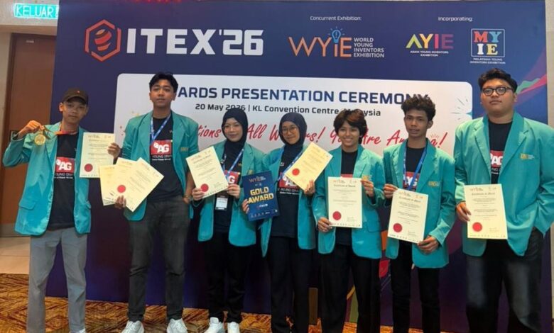 mahasiswa Universitas Muhammadiyah Surakarta berpose di depan backdrop acara Awards Presentation Ceremony ITEX '26 WYIE di Malaysia, memegang sertifikat dan piagam Gold Award.