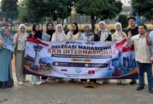 Mahasiswa KKN Internasional UMP membentangkan spanduk keberangkatan pengabdian ke Hong Kong