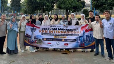 Mahasiswa KKN Internasional UMP membentangkan spanduk keberangkatan pengabdian ke Hong Kong