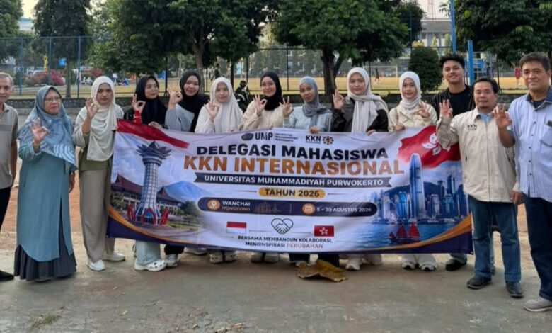 Mahasiswa KKN Internasional UMP membentangkan spanduk keberangkatan pengabdian ke Hong Kong