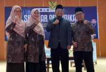 Foto bersama dalam Seminar Pendidikan UMP tentang strategi sekolah unggul.