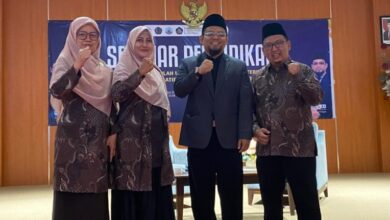 Foto bersama dalam Seminar Pendidikan UMP tentang strategi sekolah unggul.