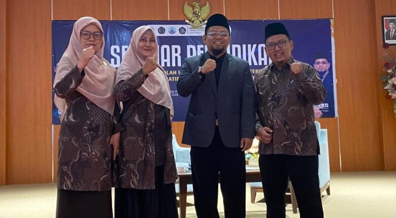 Foto bersama dalam Seminar Pendidikan UMP tentang strategi sekolah unggul.
