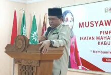 PDM Cilacap memberikan arahan di podium saat Musycab PC IMM Cilacap di Gedung Dakwah Muhammadiyah
