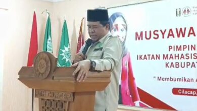 PDM Cilacap memberikan arahan di podium saat Musycab PC IMM Cilacap di Gedung Dakwah Muhammadiyah