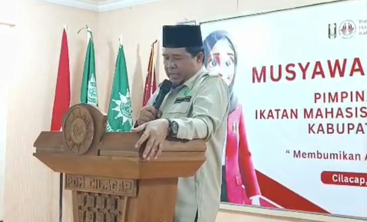 PDM Cilacap memberikan arahan di podium saat Musycab PC IMM Cilacap di Gedung Dakwah Muhammadiyah