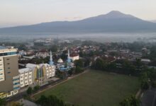 Pemandangan udara Kampus Utama UMP Purwokerto dengan latar belakang Gunung Slamet di pagi hari, menunjukkan fasilitas modern yang mendukung riset dan pencapaian peringkat SINTA nasional.