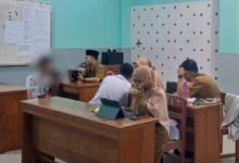 Mahasiswa PLP UMS mendampingi dan mengamati pembelajaran siswa ABK di kelas SMP Muhammadiyah 1 Kartasura