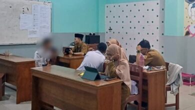 Mahasiswa PLP UMS mendampingi dan mengamati pembelajaran siswa ABK di kelas SMP Muhammadiyah 1 Kartasura