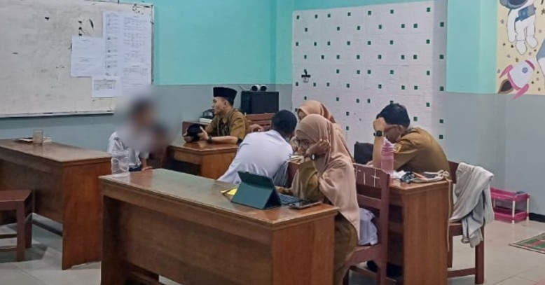 Mahasiswa PLP UMS mendampingi dan mengamati pembelajaran siswa ABK di kelas SMP Muhammadiyah 1 Kartasura