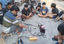 Hammam Effendy, pemilik bengkel las, memberikan penjelasan mengenai prinsip kerja las listrik dan pengenalan peralatan kepada pemuda Karang Taruna Jajar di Surakarta.