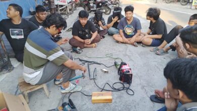 Hammam Effendy, pemilik bengkel las, memberikan penjelasan mengenai prinsip kerja las listrik dan pengenalan peralatan kepada pemuda Karang Taruna Jajar di Surakarta.