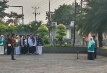 Rektor UMPP Nur Izzah memberikan amanat saat memimpin upacara HUT ke-81 RI UMPP di lapangan kampus.