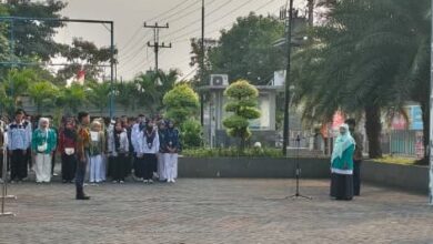 Rektor UMPP Nur Izzah memberikan amanat saat memimpin upacara HUT ke-81 RI UMPP di lapangan kampus.