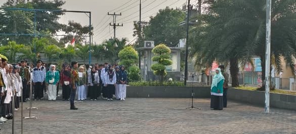 Rektor UMPP Nur Izzah memberikan amanat saat memimpin upacara HUT ke-81 RI UMPP di lapangan kampus.