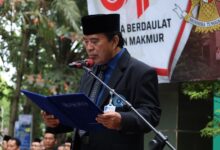 Rektor Unimus Prof Dr H Masrukhi MPd membaca naskah amanat saat upacara HUT ke-81 RI Unimus di halaman Rektorat