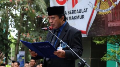 Rektor Unimus Prof Dr H Masrukhi MPd membaca naskah amanat saat upacara HUT ke-81 RI Unimus di halaman Rektorat