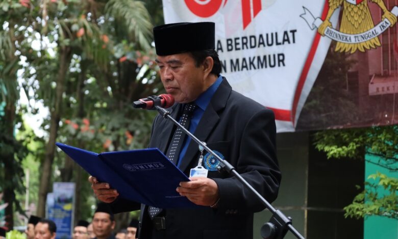 Rektor Unimus Prof Dr H Masrukhi MPd membaca naskah amanat saat upacara HUT ke-81 RI Unimus di halaman Rektorat