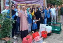 Foto bersama tim PKM UMP dan warga peserta pelatihan pengolahan sabut kelapa yang menunjukkan antusiasme.