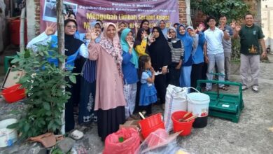 Foto bersama tim PKM UMP dan warga peserta pelatihan pengolahan sabut kelapa yang menunjukkan antusiasme.