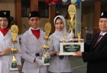 Penyerahan piala kejuaraan kepada siswa-siswi berprestasi SMA Muhammadiyah 1 Purwokerto oleh Kepala Sekolah dalam rangkaian acara perayaan sekolah.