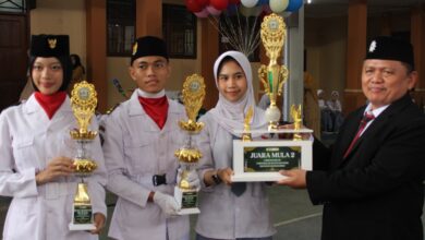 Penyerahan piala kejuaraan kepada siswa-siswi berprestasi SMA Muhammadiyah 1 Purwokerto oleh Kepala Sekolah dalam rangkaian acara perayaan sekolah.