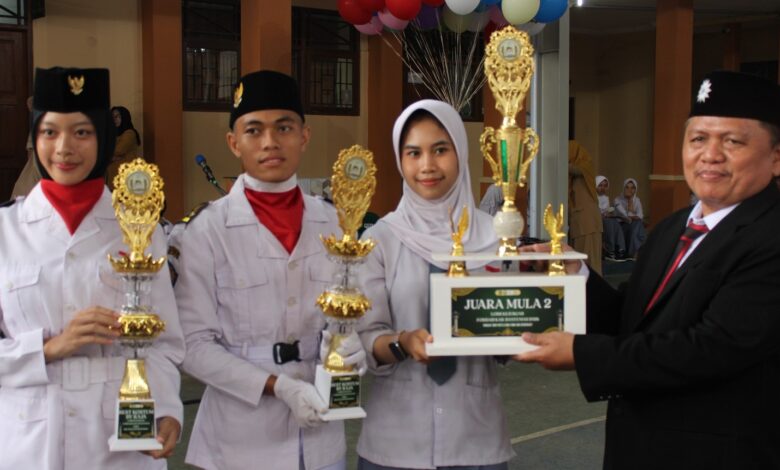 Penyerahan piala kejuaraan kepada siswa-siswi berprestasi SMA Muhammadiyah 1 Purwokerto oleh Kepala Sekolah dalam rangkaian acara perayaan sekolah.
