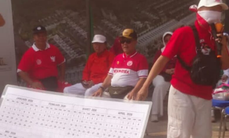 Manusia Kalender Indonesia Zenza TekSas beraksi mata tertutup menjawab soal kalender HUT RI ke-81