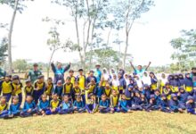 Siswa dan guru foto bersama saat kegiatan outbound MI Muhammadiyah Botoputih di Rowo Gembongan Temanggung