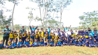 Siswa dan guru foto bersama saat kegiatan outbound MI Muhammadiyah Botoputih di Rowo Gembongan Temanggung