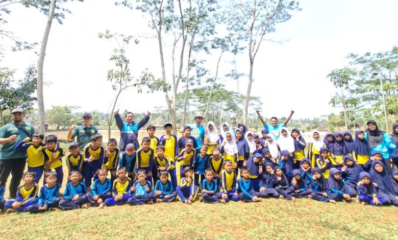 Siswa dan guru foto bersama saat kegiatan outbound MI Muhammadiyah Botoputih di Rowo Gembongan Temanggung