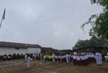 Suasana pelaksanaaan upacara HUT RI ke-81 di Lapangan Dusun Gendon yang diikuti siswa MI Muhammadiyah Botoputih Temanggung bersama warga.