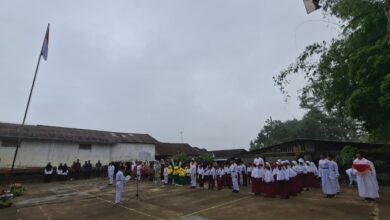 Suasana pelaksanaaan upacara HUT RI ke-81 di Lapangan Dusun Gendon yang diikuti siswa MI Muhammadiyah Botoputih Temanggung bersama warga.