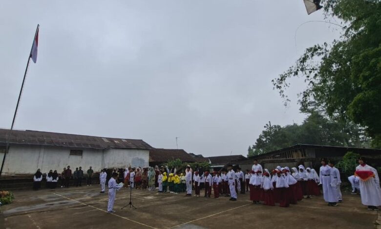 Suasana pelaksanaaan upacara HUT RI ke-81 di Lapangan Dusun Gendon yang diikuti siswa MI Muhammadiyah Botoputih Temanggung bersama warga.