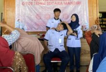 Mahasiswa Profesi Fisioterapi UMS mempraktikkan gerakan peregangan leher samping sebagai cara mengatasi leher kaku akibat darah tinggi di depan kader PKK Desa Bendosari Sukoharjo.