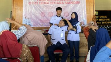 Mahasiswa Profesi Fisioterapi UMS mempraktikkan gerakan peregangan leher samping sebagai cara mengatasi leher kaku akibat darah tinggi di depan kader PKK Desa Bendosari Sukoharjo.