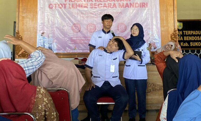Mahasiswa Profesi Fisioterapi UMS mempraktikkan gerakan peregangan leher samping sebagai cara mengatasi leher kaku akibat darah tinggi di depan kader PKK Desa Bendosari Sukoharjo.