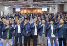 Foto bersama Rapat Tinjauan Manajemen UMS dengan Prof Achmad Jainuri, menonjolkan komitmen kepemimpinan profesional PTMA.