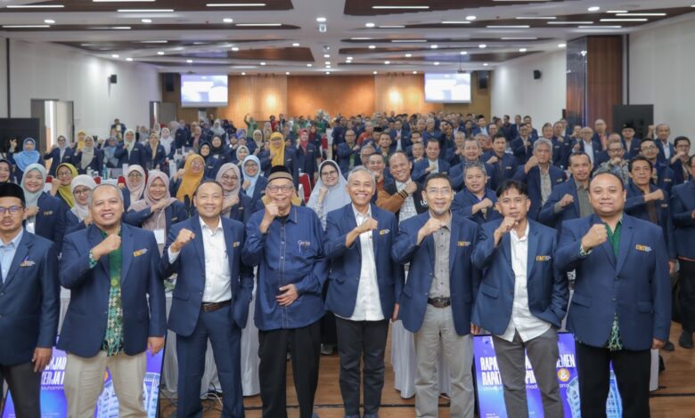 Foto bersama Rapat Tinjauan Manajemen UMS dengan Prof Achmad Jainuri, menonjolkan komitmen kepemimpinan profesional PTMA.