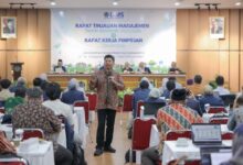 Prof. Mahmud Sholihin, Ph.D. menyampaikan materi manajemen risiko dalam RTM dan Rakerpim UMS Surakarta.