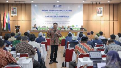 Prof. Mahmud Sholihin, Ph.D. menyampaikan materi manajemen risiko dalam RTM dan Rakerpim UMS Surakarta.